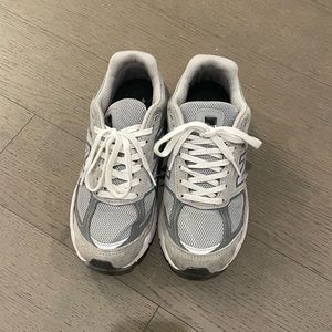 NEW BALANCE 990V5 Grey women Size US 7  Almost New